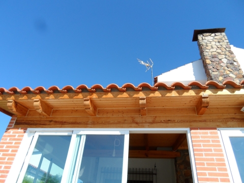 barnizado-de-cornisa-de-madera