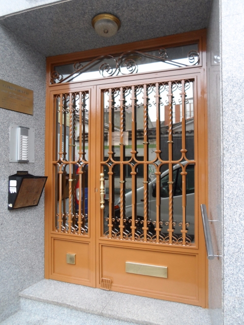 esmaltado-de-puerta-de-entrada-en-ocre-viejo-4-