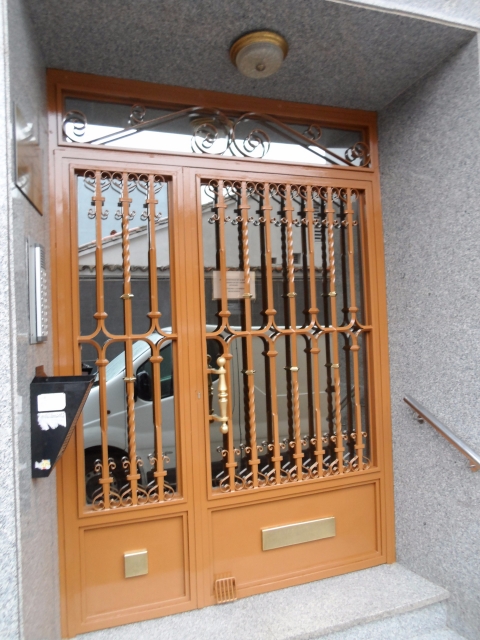 esmaltado-de-puerta-de-entrada-en-ocre-viejo-5-
