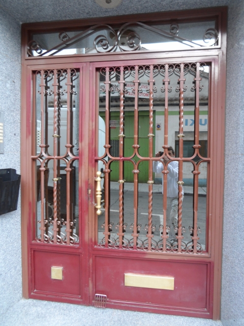 esmaltado-de-puerta-de-entrada-en-ocre-viejo