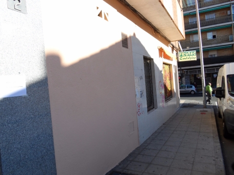 pintura-de-fachada-con-revestimiento-petreo-crema-2-