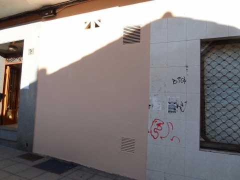 pintura-de-fachada-con-revestimiento-petreo-crema